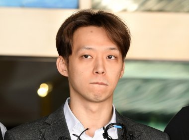 早前因涉嫌吸食、交易毒品而被拘捕91香蕉视频污版下载的朴有天被正式从京畿南部地方警察厅移送到检方