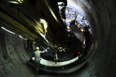 中铁七局西安公司的建筑工人在太91香蕉在线视频原市轨道交通2号线缉虎营站施工现场作业